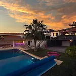 Charming With Private And Heated Pool Vila *