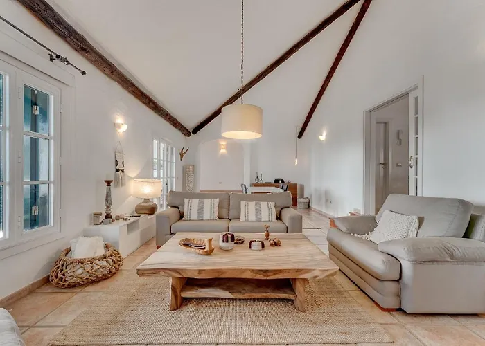 Charming With Private And Heated Pool