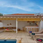 Βίλα Charming With Private And Heated Pool