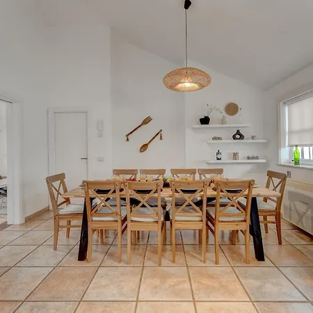 Charming With Private And Heated Pool Адехе