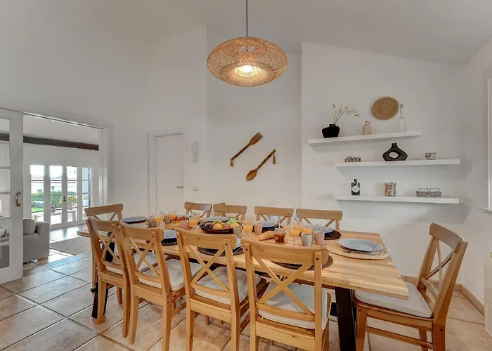 Charming With Private And Heated Pool アデヘ