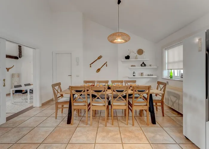 Charming With Private And Heated Pool アデヘ